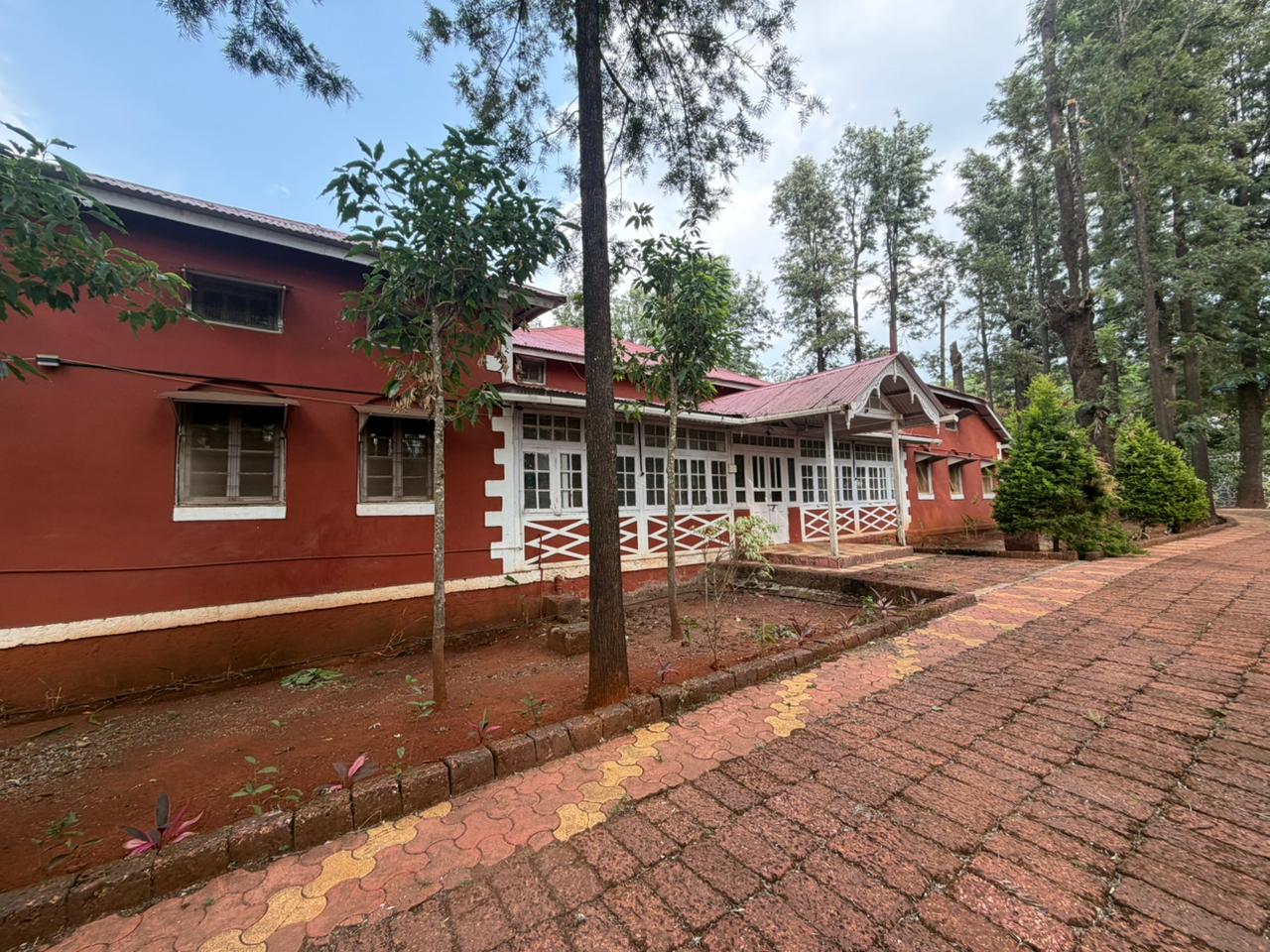 Colonial bungalow facade